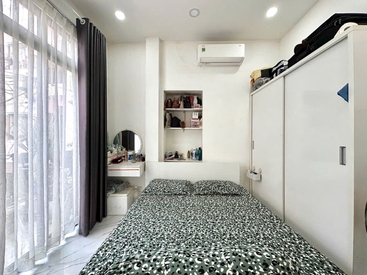 Nhà phố 3 lầu, 5 phòng, full nội thất Khu Thời Trang Lê Văn Sỹ - Có Hợp Đồng thuê 28triệu/tháng